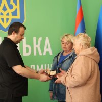 Начальник ОВА Сергій Борзов вручає посмертну нагороду
