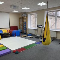 кімната обладнана інвентарем для занять спортом