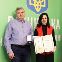 народна депутатка України Ірина Борзова та учасник заходу під час нагородження