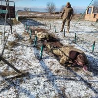 Учасники виконують завдання з проходження смуги перешкод різних ступенів складності під час військово-патріотичного турніру «Патріотичний вогонь»