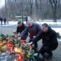 Учасники заходу вшановують пам’ять жертв Голодомору 1932-1933 років