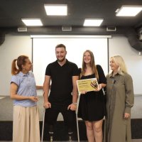 Міністерка у справах ветеранів України Наталія Калмикова та перша заступниця начальника Вінницької ОВА Наталя Заболотна під час вручення сертифікатів на придбання житла учасникам бойових дій та родинам загиблих Героїв