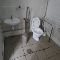 Туалетна кімната, пристосована для потреб людей з інвалідністю.