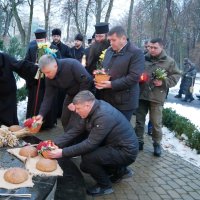 Учасники заходу вшановують пам’ять жертв Голодомору 1932-1933 років