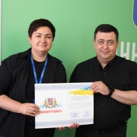 Заступник начальника ОВА Андрій Кавунець та учасниця заходу