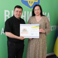 Заступник начальника ОВА Андрій Кавунець та учасниця заходу