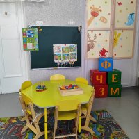 кімната для занять з дітьми молодшого шкілького віку. іграшки