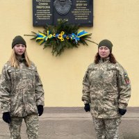 Покладання квіткової композиції до Меморіальної дошки сотнику армії УНР Семену Якерсону