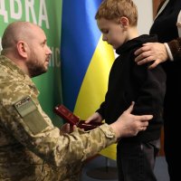 Військовий вручає державну нагороду сину загиблого героя