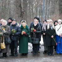 Директорка Департаменту інформаційної діяльності та комунікацій з громадськістю ОВА Світлана Юзвак та учасники вшанування  пам’яті  жертв Голодомору 1932-1933 років