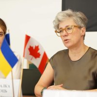 Надзвичайний і Повноважний Посол Канади в Україні Наталка Цмоць та учасниця зустрічі