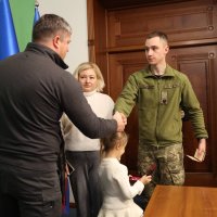 Заступник Начальника ОВА Олександр Піщик вручає державну нагороду членам родини загиблих героїв