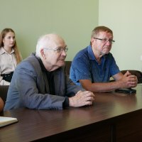 Засідання обласної комісії з реабілітації при облдержадміністрації. Люди сидять за круглим столом