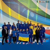 Спортсмени та тренери з прапором України