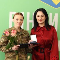 Народна депутатка України Ірина Борзова та військова, що отримала відзнаку Верховної Ради України