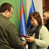 Начальник ОВА Сергій Борзов вручає почесну нагороду родині загиблого військовослужбовця