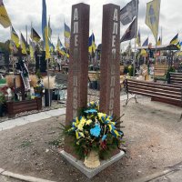 квіткова композиція біля пам'ятного знаку на Алеї Слави