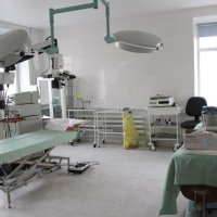Кімната з ліжком, столом та медичним обладнанням