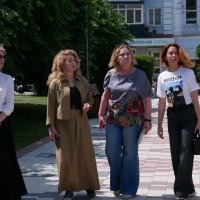Директорка Департаменту інформаційної діяльності та комунікацій з громадськістю ОВА Світлана Юзвак, начальниця Жмеринської районної військової адміністрації Інна Цимбал, т.в.о. Вінницької обласної організації Спілки журналістів України Марина Тепленко, голова ГО «Об’єднання родин Незламні» Вікторія Калмикова на Алеї Слави