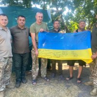Військові та представники Тульчинської РВА з прапором України