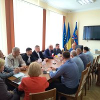 Учасники робочої зустрічі сидят за робочим столом у кабінеті директора Департаменту