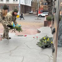 Покладання квіткових композицій до скульптурної композиції «Дерево Свободи» для вшанування пам’яті Героїв Небесної Сотні