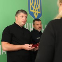 заступник Начальника ОВА Олександр Піщик, Начальник ГУНП у Вінницькій області Юрій Пархоменко під час вручення посмертних нагород