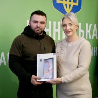 Перша заступниця Начальника ОВА Наталя Заболотна та чоловік з планшетом