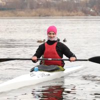 Спортсменка під час веслування