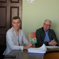 Засідання обласної комісії з реабілітації при облдержадміністрації. Люди сидять за круглим столом