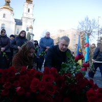 учасники заходу під час покладання квітів