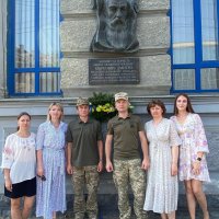 учасники покладання біля меморіальної дошки Дмитру Марковичу
