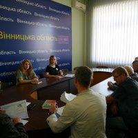 Засідання обласної комісії з реабілітації при облдержадміністрації. Люди сидять за круглим столом