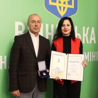 народна депутатка України Ірина Борзова та учасник заходу під час нагородження