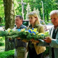 Делеговане покладання гірлянд і квітів до пам’ятного знаку жертвам Вінницької трагедії 1937–1938 років