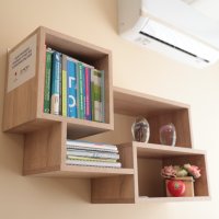 Поличка з книгами у кімнаті