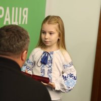 Заступник Начальника ОВА Олександр Піщик та дівчинка