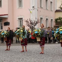 учасниці заходу під час церемонії покладання квіткових композицій до меморіальної стели