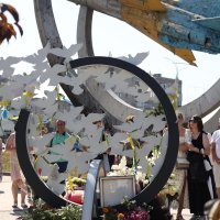 Громадськість біля Меморіалу пам'яті жертв російського обстрілу міста 14 липня 2022 року