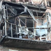 пошкоджений балкон з вибитими вікнами