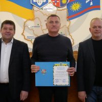 заступник Начальника ОВА Сергій Здітовецький, перший заступник голови обласної Ради Володимир Кістіон та учасник заходу під час нагородження