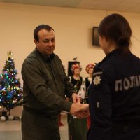 Начальник ОВА Сергій Борзов вручає подарунок курсантці ХНУВС
