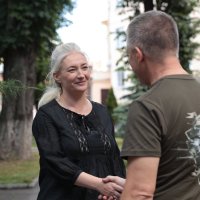 Перша заступниця начальника ОВА Наталя Заболотна та військовослужбовець