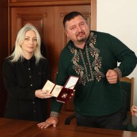 Перша заступниця Начальника ОВА Наталя Заболотна та військовий Вадим Шиманський, який отримав нагороду