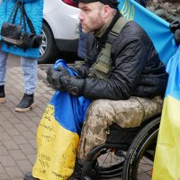 Військовий з прапором України