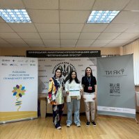 регіональна координаторка Всеукраїнської програми ментального здоров’я «Ти як?» у Вінницькій області Олена Бессараба та учасники заходу