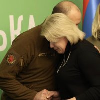 Начальник ОВА Сергій Борзов вручає почесну нагороду
