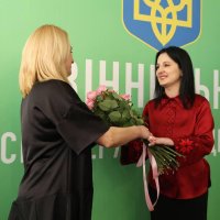 Народна депутатка України Ірина Борзова та фахівчиня під час вручення відзнаки Верховної Ради України