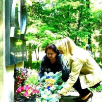 Делеговане покладання гірлянд і квітів до пам’ятного знаку жертвам Вінницької трагедії 1937–1938 років