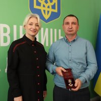 Перша заступниця Начальника ОВА Наталя Заболотна та учасник заходу під час нагородження